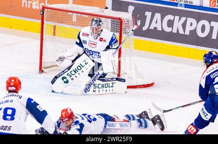 Testspiel ZSC Lions Schwenninger Wild Wings: Schwenningen Torwart n. 60 Joacim Eriksson lenkt den Puck gefährlich Nahe am Tor vorbei. (Zürich, Svizzera, Foto Stock