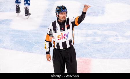 Testspiel ZSC Lions Schwenninger Wild Wings: Ken Mollard, Headschiedsrichterk koordiniert während einem Spielunterbruch den Spielerwechsel. (Zürich, S Foto Stock