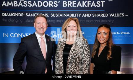 New York, New York USA 03/08/2024 CEO De Beers Group al Cook, CEO Signet Jewelers Virginia C. Drosos, Feriel Zerouki alla De Beers Group Ambassadors' Breakfast l'8 marzo 2024 presso il Sofitel Hotel di New York, NY. Foto di Jennifer Graylock-Graylock.com Foto Stock