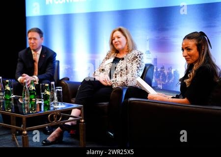 New York, New York USA 03/08/2024 CEO De Beers Group al Cook, CEO Signet Jewelers Virginia C. Drosos, Feriel Zerouki alla De Beers Group Ambassadors' Breakfast l'8 marzo 2024 presso il Sofitel Hotel di New York, NY. Foto di Jennifer Graylock-Graylock.com Foto Stock