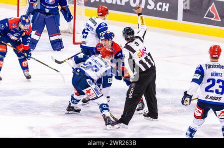 Testspiel ZSC Lions Schwenninger Wild Wings: Linesmen #9 Nathy Burgy spricht eine Verwarnung beim Anspiel gegen ZSC Lions Center #18 Nicolas Baechler Foto Stock