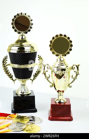 coppe e medaglie per premiare i vincitori. Sport, competizioni Foto Stock