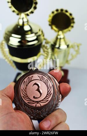 coppe e medaglie per premiare i vincitori. Sport, competizioni Foto Stock