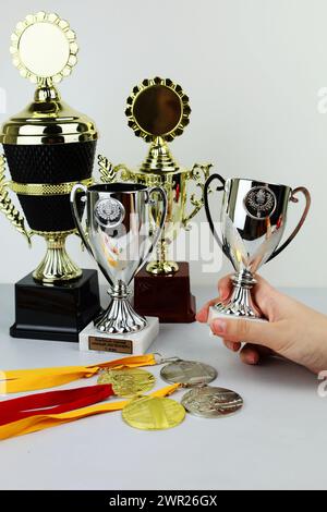 coppe e medaglie per premiare i vincitori. Sport, competizioni Foto Stock