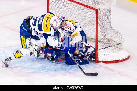 ZSC Lions - EHC Kloten, Swiss Life Arena, National League NL, stagione regolare: Verteidiger #77 Matteo Nodari (Kloten) schubst #9 Vinzenz Rohrer (ZSC li Foto Stock