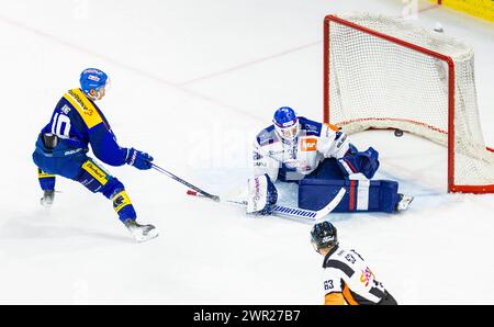 EHC Kloten - ZSC Lions, Stimo Arena, National League NL, stagione regolare: Stürmer #10 Jonathan Ang (Kloten) scheitert im Duell gegen Torhüter #30 Simon Foto Stock