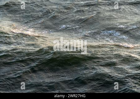 Le onde oceaniche verdi e blu hanno una trama di fondo. Superficie del mare. Foto Stock