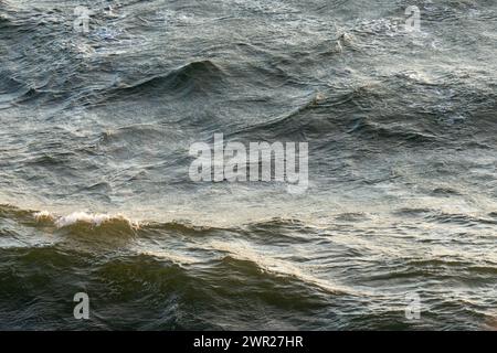 Le onde oceaniche verdi e blu hanno una trama di fondo. Superficie del mare. Foto Stock