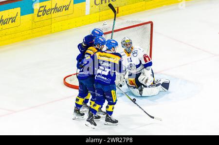 EHC Kloten - EV Zug, Stimo Arena, National League NL, stagione regolare: während Torschütze #8 Marc Marchon, sich mit seinen Teamkamerade #15 Miro Aalton Foto Stock