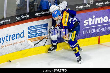 EHC Kloten - EV Zug, Stimo Arena, National League NL, stagione regolare: Stürmer #13 Patrick Obrist (Kloten) drückt in der Zuger Defensivzone Verteidiger Foto Stock