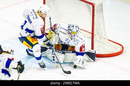 EHC Kloten - EV Zug, Stimo Arena, National League NL, stagione regolare: Verteidiger #61 Sven Leuenberger (Zug) geht zusammen mit Torhüter #51 Luca Holle Foto Stock