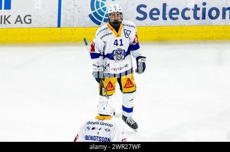 EHC Kloten - EV Zug, Stimo Arena, National League NL, stagione regolare: In der 47. Spielminute jubel Vertreidiger #41 Leon Muggli (Zug). Der Youngster V Foto Stock