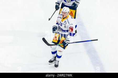 EHC Kloten - EV Zug, Stimo Arena, National League NL, stagione regolare: Stürmer #15 Gregory Hofmann (Zug) erzielt für die Innerschweizer die erstmalige Foto Stock