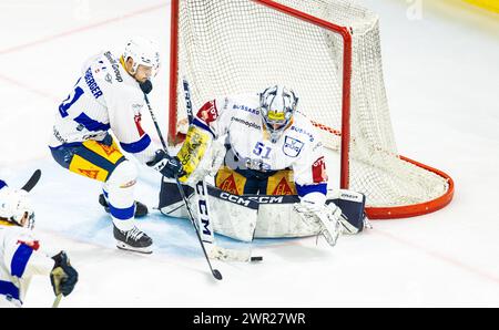 EHC Kloten - EV Zug, Stimo Arena, National League NL, stagione regolare: Verteidiger #61 Sven Leuenberger (Zug) geht zusammen mit Torhüter #51 Luca Holle Foto Stock