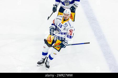 EHC Kloten - EV Zug, Stimo Arena, National League NL, stagione regolare: Stürmer #15 Gregory Hofmann (Zug) erzielt für die Innerschweizer die erstmalige Foto Stock