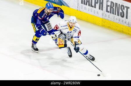 EHC Kloten - EV Zug, Stimo Arena, National League NL, stagione regolare: Stürmer #68 Fabrice Herzog (Zug) deckt den Puck gegen Verteidiger #41 Leandro Pr Foto Stock