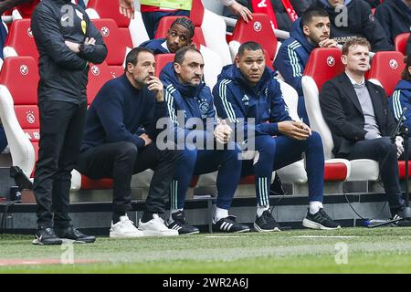 Amsterdam, Paesi Bassi. 10 marzo 2024. AMSTERDAM, 10-03-2024, Johan Cruyff Stadium, Dutch Football Eredivisie season 2023/2024. Incontro tra Ajax e fortuna Sittard. (L-R) l'allenatore dell'Ajax John van 't Schip, l'assistente dell'Ajax Michael Valkanis e Hedwiges Maduro crediti: Pro Shots/Alamy Live News Foto Stock