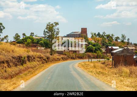 Zona di Antsirabe, Madagascar. 20 ottobre 2023. Strade del Madagascar. Percorso da Antsirabe attraverso piccoli villaggi, case lungo la strada, bestiame, risaie, Foto Stock
