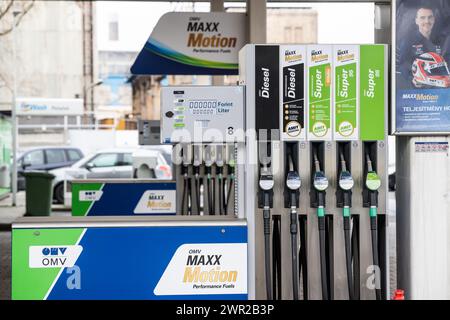 Budapest, Ungheria. 10 marzo 2024. Una stazione di servizio OMV AG a Budapest. Credito: Marton Monus/dpa/Alamy Live News Foto Stock