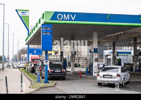 Budapest, Ungheria. 10 marzo 2024. I prezzi del carburante possono essere visualizzati su una scheda presso una stazione di servizio OMV AG. Credito: Marton Monus/dpa/Alamy Live News Foto Stock