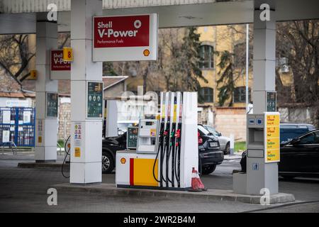 Budapest, Ungheria. 10 marzo 2024. Una stazione di servizio Shell a Budapest. Credito: Marton Monus/dpa/Alamy Live News Foto Stock