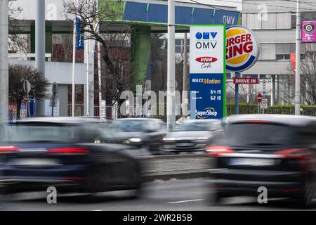 Budapest, Ungheria. 10 marzo 2024. I prezzi del carburante possono essere visualizzati su una scheda presso una stazione di servizio OMV AG. Credito: Marton Monus/dpa/Alamy Live News Foto Stock