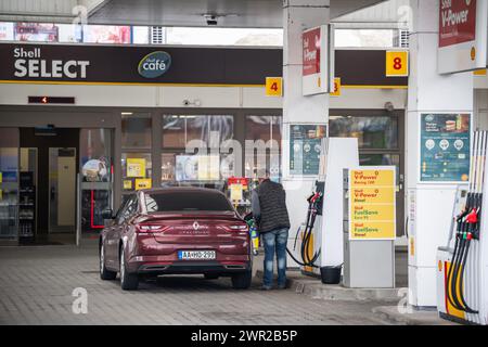 Budapest, Ungheria. 10 marzo 2024. Una stazione di servizio Shell a Budapest. Credito: Marton Monus/dpa/Alamy Live News Foto Stock