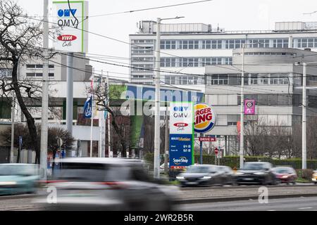 Budapest, Ungheria. 10 marzo 2024. I prezzi del carburante possono essere visualizzati su una scheda presso una stazione di servizio OMV AG. Credito: Marton Monus/dpa/Alamy Live News Foto Stock