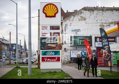 Budapest, Ungheria. 10 marzo 2024. I prezzi del carburante possono essere visualizzati su una scheda presso una stazione di rifornimento Shell. Credito: Marton Monus/dpa/Alamy Live News Foto Stock