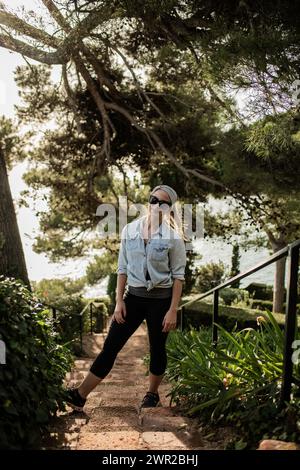Turista femminile che si gode i Jardines de Santa Clotilde a Lloret de Mar, Spagna Foto Stock