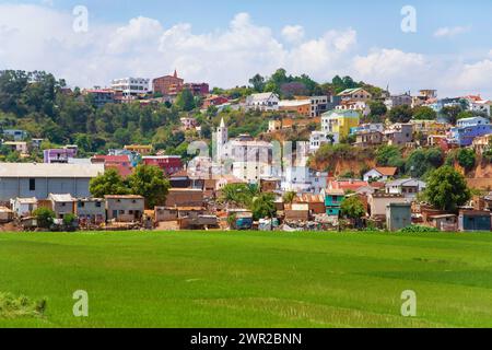 Antananarivo, Madagascar. 25 oktober 2023. strada di Antananarivo. Capitale e città più grande del Madagascar . case colorate e luminose sulla collina Foto Stock