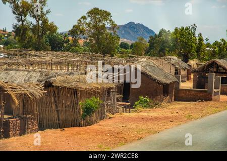 Zona di Antsirabe, Madagascar. 20 ottobre 2023. Strade del Madagascar. Sentiero da Antsirabe. Piccoli villaggi, case tradizionali malgasce fatte di rami e c Foto Stock