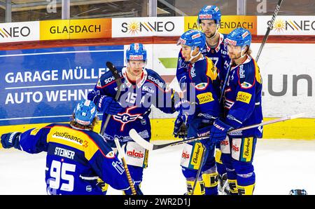 Nel der 34. Spielminute jubelt #15 Miro Aaltonen, welcher den EHC Kloten zur 3:0 Führung schiesst. (Kloten, Schweiz, 26.09.2023) Foto Stock