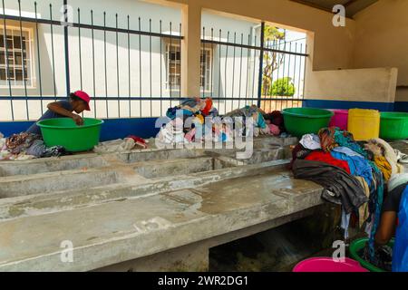 Antananarivo, Madagascar. 25 oktober 2023. Lavanderia ad Antananarivo. blocco di cemento con lavandini vicino ai quali le donne lavano i vestiti. pile di panno bagnato lavato Foto Stock