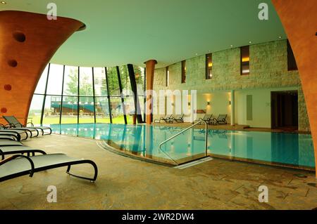 L'enorme piscina coperta del lussuoso Kronenhof Hotel nell'alta Engadina nelle alpi svizzere | Der riesige Indoor-pool des Kronenhof Hotels a Pontresina Foto Stock