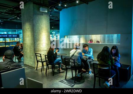 Chengdu, Cina, Sichuan, persone di media affluenza, seduti ai tavoli all'interno dei turisti cinesi, moderna sala da pranzo del ristorante cinese, negozio di tè cinesi, Foto Stock