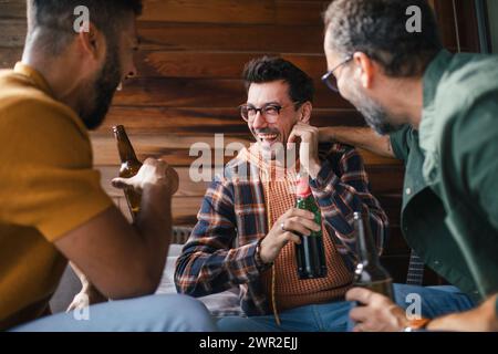 I migliori amici insieme, bevono birra e parlano. Concetto di amicizia maschile, bromance. Foto Stock