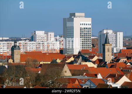 Blick auf die Plattenbauten am 09.03.2024 a Erfurt. Die Wohnbloecke, Die in der DDR-Zeit entstanden sind, praegen das Bild der mittelalterlichen Stadt. Hotel in der Mitte ragt das Radisson a Die Hoehe. Links der Tum der Michaeliskirche und rechts der Turm der Marktkirche. Vista degli edifici prefabbricati il 9 marzo 2024 a Erfurt. I blocchi residenziali costruiti durante l'era della DDR modellano l'immagine della città medievale. Il Radisson Hotel sorge nel mezzo. La torre della St. La chiesa di San Michele si può vedere a sinistra e la torre della Marktkirche a destra. Ricerca: Deutsc Foto Stock