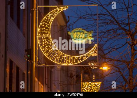 Zum Ramadan gibt in diesem Jahr erstmals in Köln eine besondere Beleuchtung. Auf einem Teil der Venloer Strasse im Kölner Stadtteil Ehrenfeld leuchten Halbmonde und guten Wünsche zum Ramadan. Organisiert wurde die Aktion vom Verein The Ramadan Project. *** Quest'anno, per la prima volta a Colonia, ci sarà un'illuminazione speciale per il Ramadan. Una sezione di Venloer Strasse nel quartiere Ehrenfeld di Colonia è illuminata da lune a mezzaluna e auguri per il Ramadan. La campagna è stata organizzata dall'associazione Ramadan Project. Nordrhein-Westfalen Deutschland, Germania GMS11134 Foto Stock