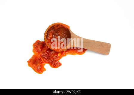 Pasta di peperoncino calda isolata. Gochujang piccante, salsa al peperoncino rosso, purè di Harissa, Sambal, salsa al peperoncino su sfondo bianco Foto Stock