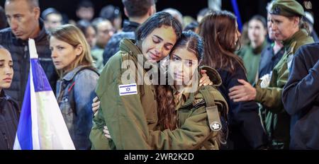 Gerusalemme, Israele. 10 marzo 2024. Persone vicine alla tomba nuova di Michael Gal, ucciso nello sguardo nella guerra della "Spada di ferro" tra Israele e Hamas. La foto presenta due ragazze tristi, soldati, che si abbracciano a vicenda. Sullo sfondo ci sono molti altri triste lutto. Crediti: Yoram Biberman/Alamy Live News. Foto Stock