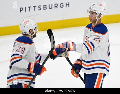 Pittsburgh, Stati Uniti. 10 marzo 2024. Il centro degli Edmonton Oilers Leon Draisaitl (29) e il difensore degli Edmonton Oilers Darnell Nurse (25) celebrano la vittoria del 4-0 contro i Pittsburgh Penguins alla PPG Paints Arena di Pittsburgh domenica 10 marzo 2024. Il difensore degli Edmonton Oilers Darnell Nurse (25) segnò due gol nel terzo periodo della vittoria. Foto di Archie Carpenter/UPI. Crediti: UPI/Alamy Live News Foto Stock