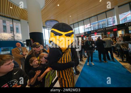 Minneapolis, Minnesota, Stati Uniti. 10 marzo 2024. La mascotte degli Iowa Hawkeyes prima della finale tra Iowa e Nebraska al Torneo di pallacanestro femminile TIAA Big10 2024 al Target Center il 10 marzo 2024. Iowa ha vinto 94-89. (Immagine di credito: © Steven Garcia/ZUMA Press Wire) SOLO PER USO EDITORIALE! Non per USO commerciale! Crediti: ZUMA Press, Inc./Alamy Live News Foto Stock