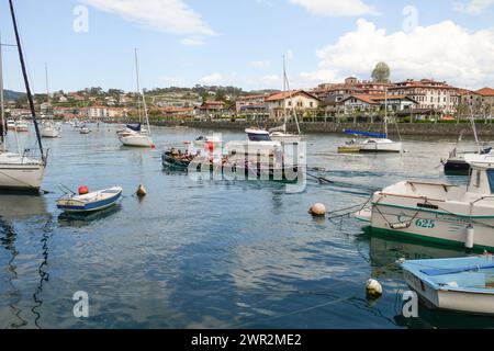 Trainera tra le barche dell'estuario di Plentzia Foto Stock