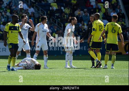 Nashville, Tennessee, Stati Uniti. 10 marzo 2024. Il centrocampista dei Los Angeles Galaxy, Riqui Puig (10), si fa male durante la sua partita contro il Nashville SC a Nashville. (Credit Image: © Camden Hall/ZUMA Press Wire) SOLO PER USO EDITORIALE! Non per USO commerciale! Crediti: ZUMA Press, Inc./Alamy Live News Foto Stock