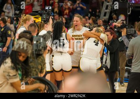 Minneapolis, Minnesota, Stati Uniti. 10 marzo 2024. Gli Iowa Hawkeyes reagiscono dopo la finale tra Iowa e Nebraska al Torneo di pallacanestro femminile TIAA Big10 2024 al Target Center il 10 marzo 2024. Iowa ha vinto 94-89. (Immagine di credito: © Steven Garcia/ZUMA Press Wire) SOLO PER USO EDITORIALE! Non per USO commerciale! Crediti: ZUMA Press, Inc./Alamy Live News Foto Stock