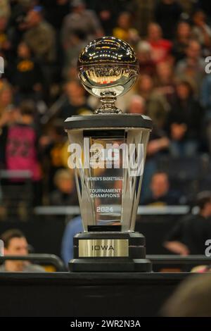 Minneapolis, Minnesota, Stati Uniti. 10 marzo 2024. Il Championship Trophy dopo la finale tra Iowa e Nebraska al Torneo di pallacanestro femminile TIAA Big10 2024 al Target Center il 10 marzo 2024. Iowa ha vinto 94-89. (Immagine di credito: © Steven Garcia/ZUMA Press Wire) SOLO PER USO EDITORIALE! Non per USO commerciale! Crediti: ZUMA Press, Inc./Alamy Live News Foto Stock