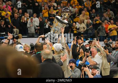 Minneapolis, Minnesota, Stati Uniti. 10 marzo 2024. Il trofeo del campionato durante la partita di campionato tra Iowa e Nebraska al Torneo di pallacanestro femminile TIAA Big10 2024 al Target Center il 10 marzo 2024. Iowa ha vinto 94-89. (Immagine di credito: © Steven Garcia/ZUMA Press Wire) SOLO PER USO EDITORIALE! Non per USO commerciale! Crediti: ZUMA Press, Inc./Alamy Live News Foto Stock