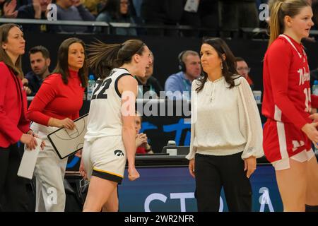 Minneapolis, Minnesota, Stati Uniti. 10 marzo 2024. La guardia degli Iowa Hawkeyes CAITLIN CLARK (22) reagisce di fronte all'allenatore dei Nebraska Cornhuskers AMY WILLIAMS durante la finale tra Iowa e Nebraska al Torneo di pallacanestro femminile TIAA Big10 2024 al Target Center il 10 marzo 2024. Iowa ha vinto 94-89. (Immagine di credito: © Steven Garcia/ZUMA Press Wire) SOLO PER USO EDITORIALE! Non per USO commerciale! Crediti: ZUMA Press, Inc./Alamy Live News Foto Stock