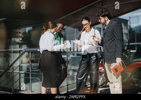 Diversi uomini d'affari discutono progetti in un ambiente urbano soleggiato Foto Stock